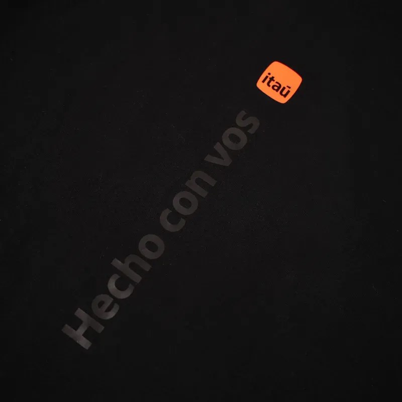 Remera negra básica “Itaú hecho con vos”-L