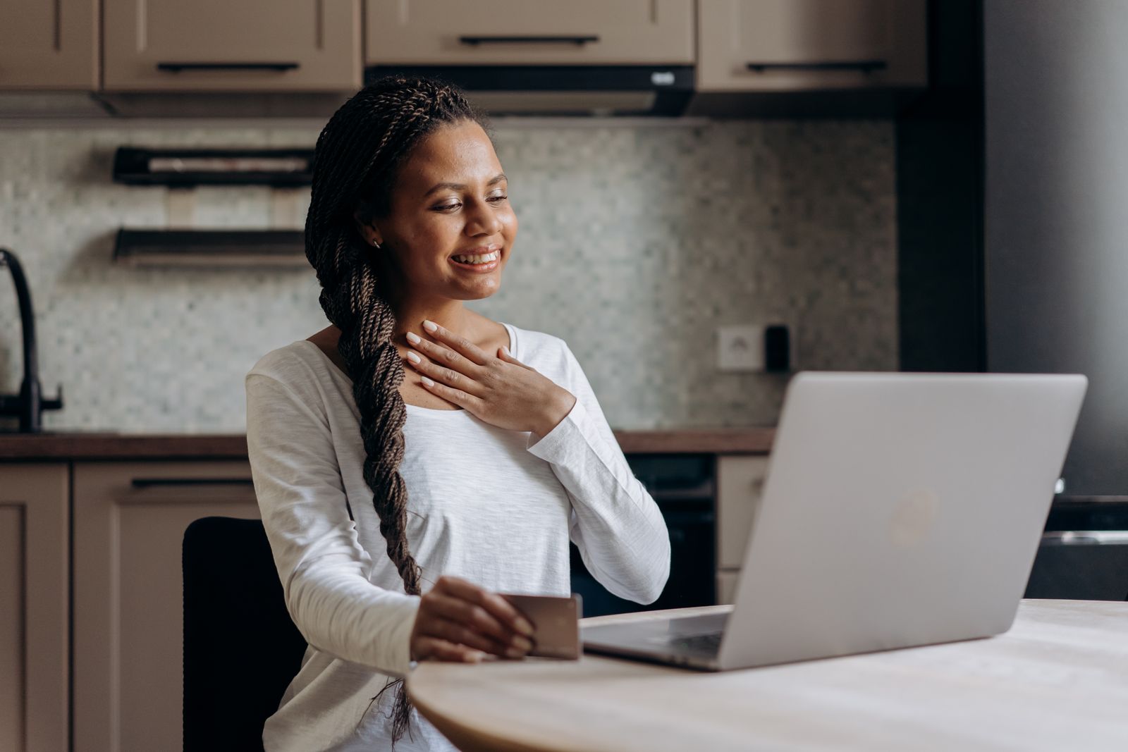 Una mujer disfrutando una compra desde su computadora