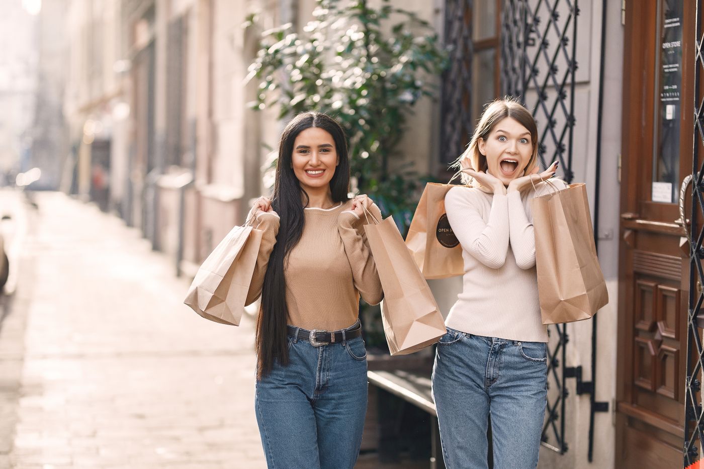 Amigas con bolsas de compras